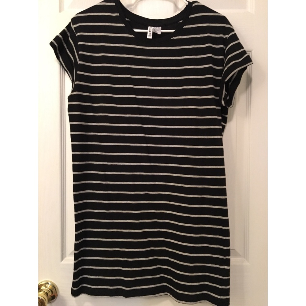 H&M DIVIDE  blk &  gray stripped T-shirt dress.